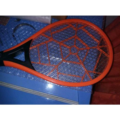 {“title”:“家用充电式电蚊拍电子灭蚊器使用与选购指南”,“content”:“# 家用充电式电蚊拍电子灭蚊器使用与选购指南\n\n夏天到了，蚊子也开始活跃起来。传统的蚊香、杀虫剂虽然有效，但难免有化学残留和气味困扰，越来越多的家庭转向物理灭蚊方式。其中，**家用充电式电蚊拍**和**电子灭蚊器**因使用方便、没有化学烟雾、即杀即见效，成为很多人的首选。但市面上产品五花八门，怎么选、怎么用、怎么保养更安全？这篇文章一次说清楚。\n\n## 一、电蚊拍与电子灭蚊器的区别和适用场景\n\n很多人把「电蚊